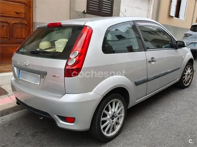 Usado Ford Fiesta Trend 68 CV (50 kW) 2007 Gris / plata Utilitario