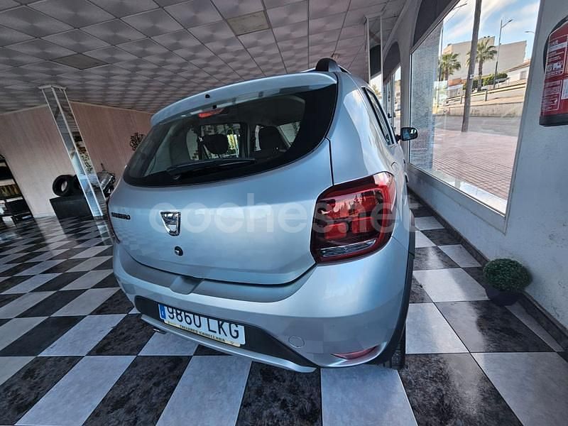 Usado Dacia Sandero Essentiel 100 CV (73 kW) 2020 Gris / plata Berlina