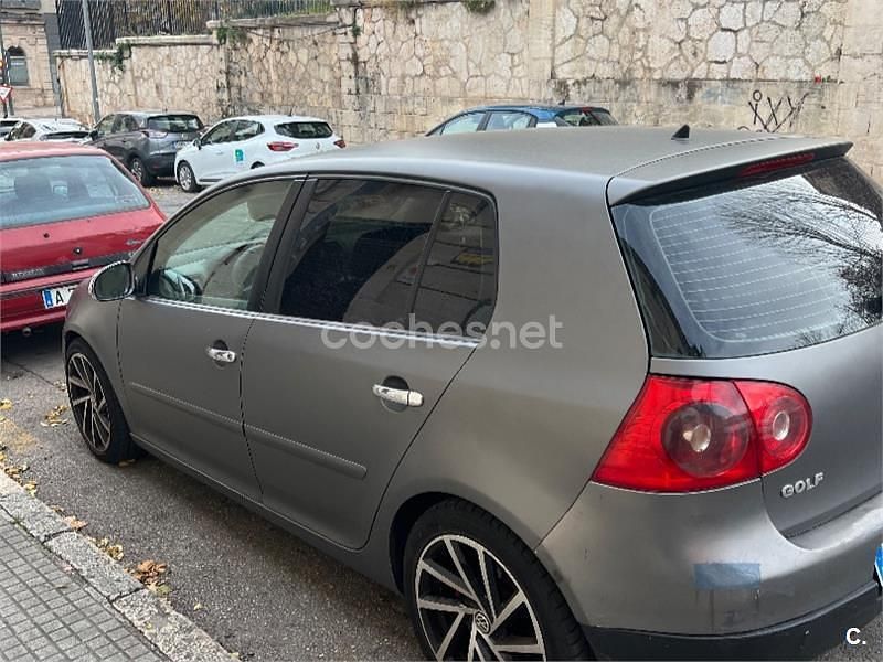 Usado VW Golf IV Highline 105 CV (77 kW) 2005 Gris / plata Berlina