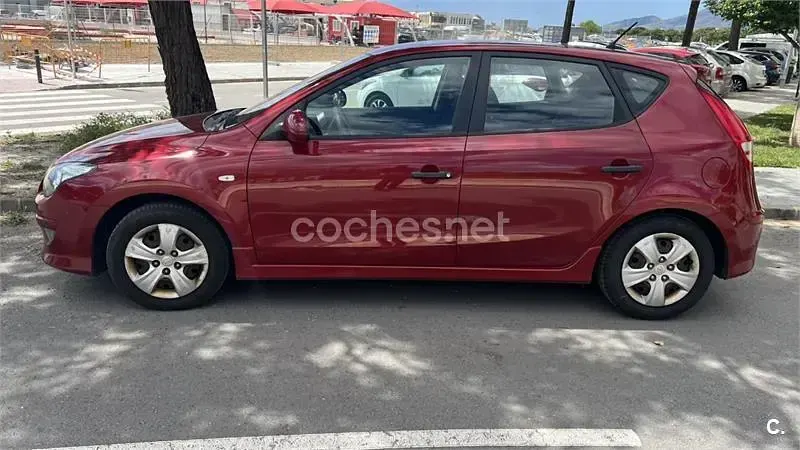 Usado Hyundai i30 Classic 90 HP (66 kW) 2011 Vermelho Sedan
