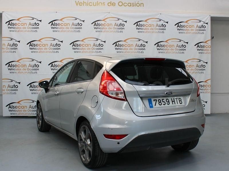 Usado Ford Fiesta Titanium 75 CV (55 kW) 2013 Gris / plata Utilitario