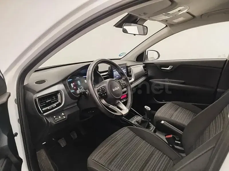 Usado Kia Stonic 100 CV (73 kW) 2025 Blanco SUV