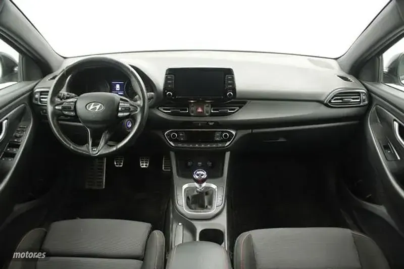 Usado Hyundai i30 N Line 120 CV (88 kW) 2023 Plateado Berlina