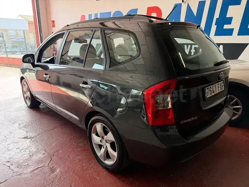 Usado Kia Carens Active 140 CV (102 kW) 2008 Negro Monovolumen