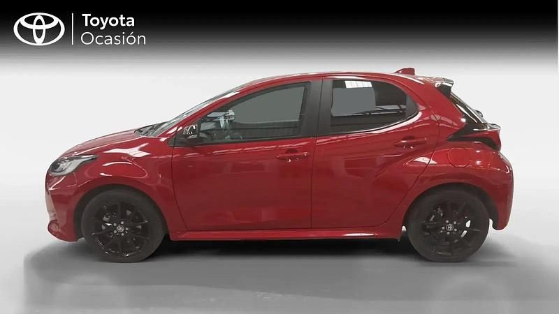 Usado Toyota Yaris Hybrid Style 116 CV (85 kW) 2022 Rojo Berlina