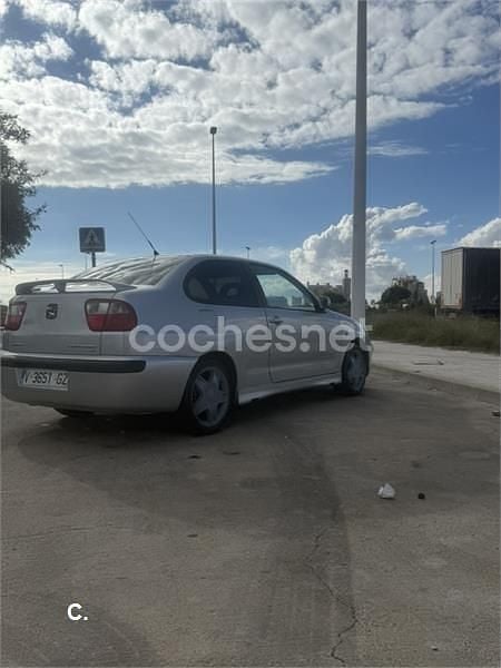 Usado Seat Cordoba Sport 110 CV (80 kW) 2000 Gris / plata Berlina