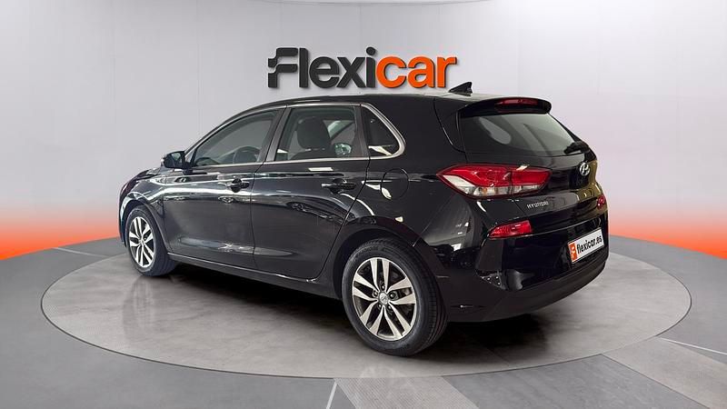 Usado Hyundai i30 GO! 110 CV (80 kW) 2017 Negro Berlina