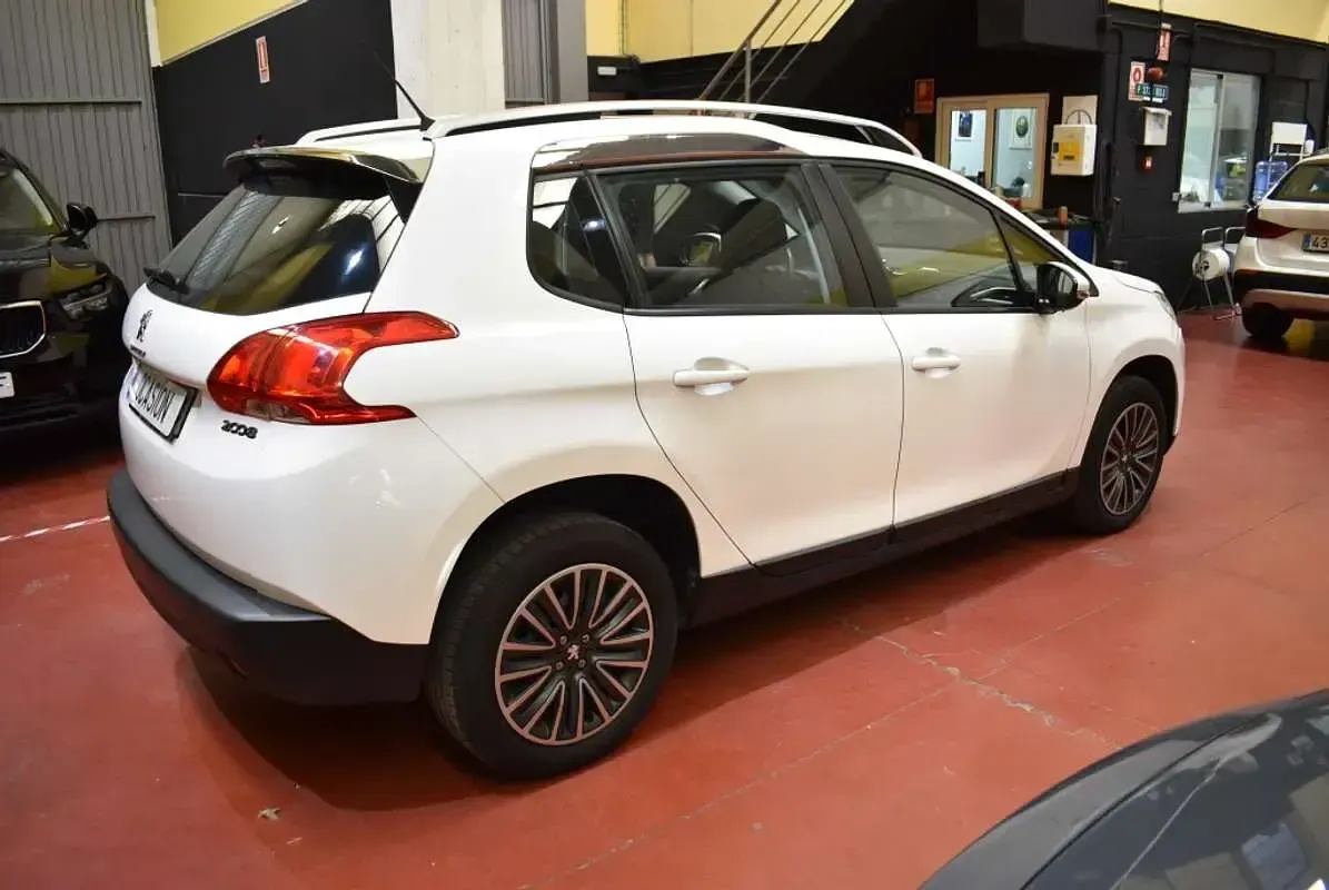 Usado Peugeot 2008 Active 99 CV (72 kW) 2015 Blanco SUV