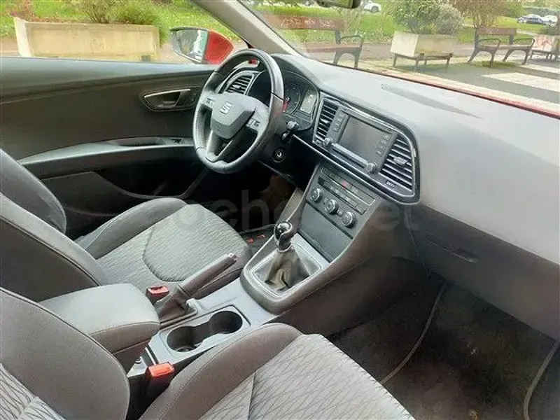 Usado Seat Leon Reference 105 CV (77 kW) 2014 Rojo Berlina