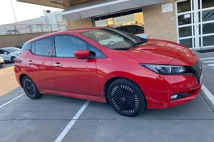 Brugt Nissan Leaf N-Connecta 111 kW (151 HK) 2022 Rød Hatchback
