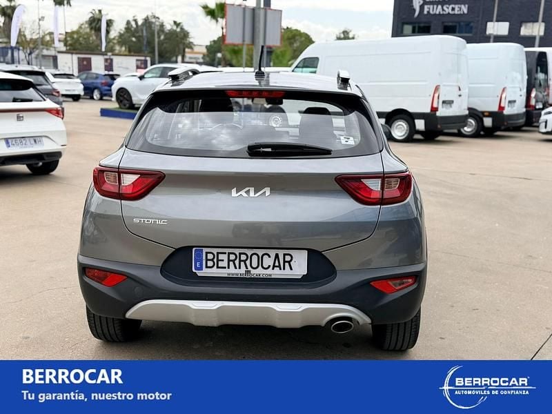 Usado Kia Stonic 84 CV (61 kW) 2023 Gris SUV