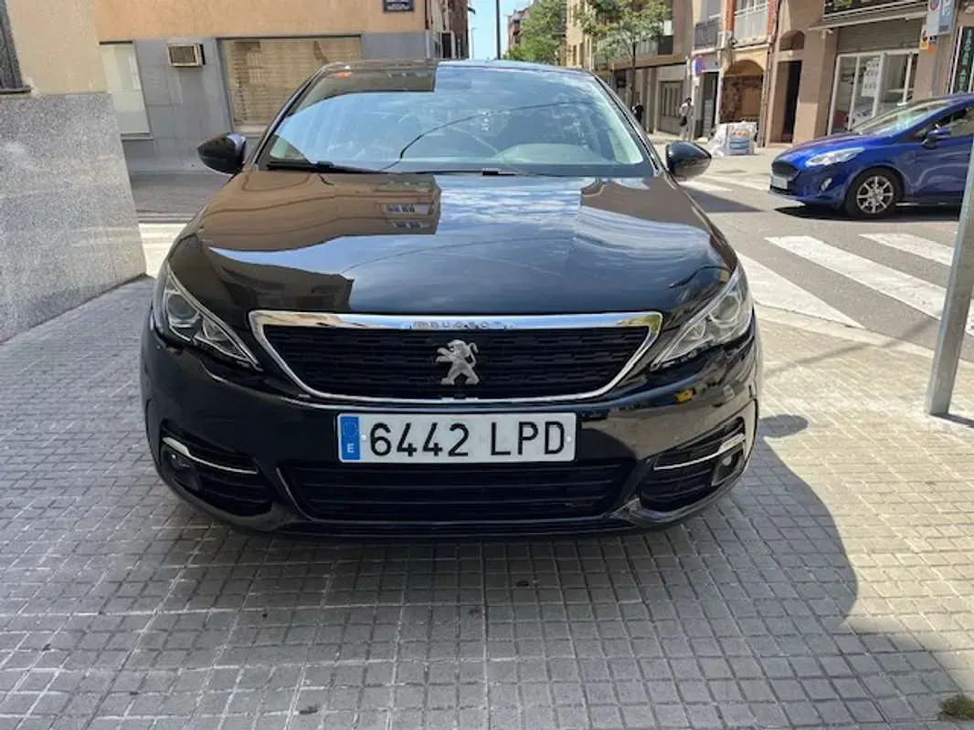 Usado Peugeot 308 Active 110 CV (80 kW) 2021 Negro Utilitario