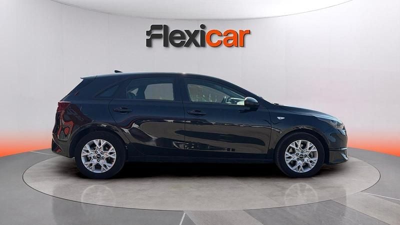 Usado Kia Ceed 136 CV (100 kW) 2023 Negro Utilitario