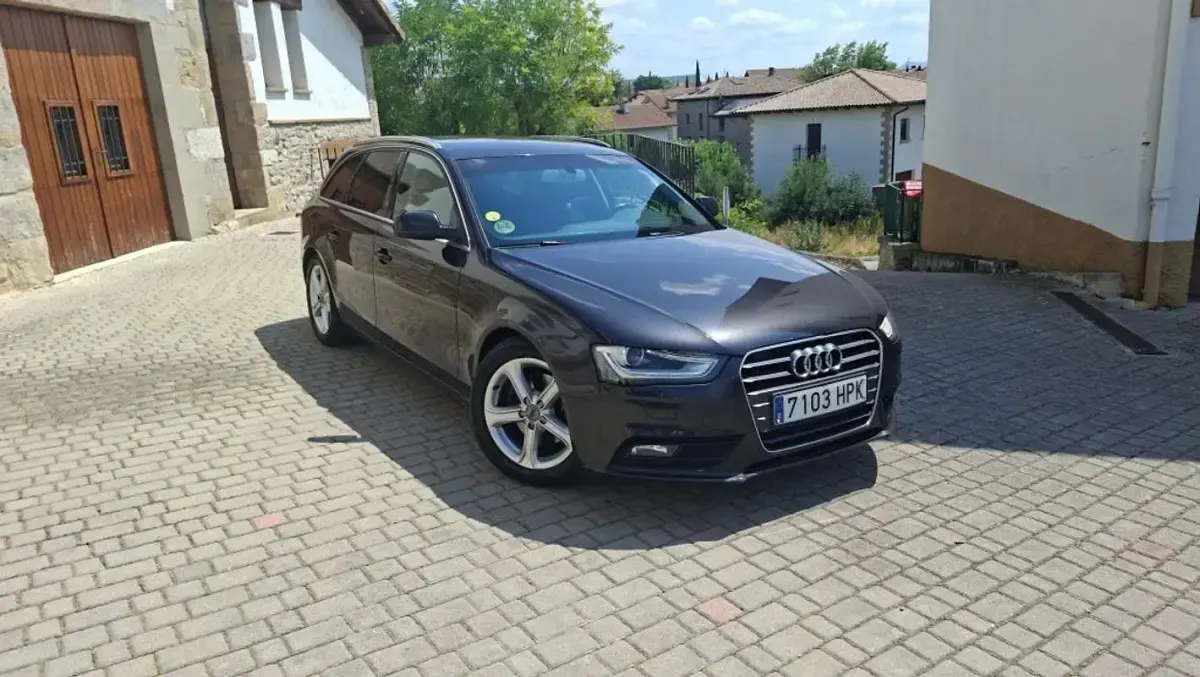 Usado Audi A4 136 CV (100 kW) 2013 Negro Familiar