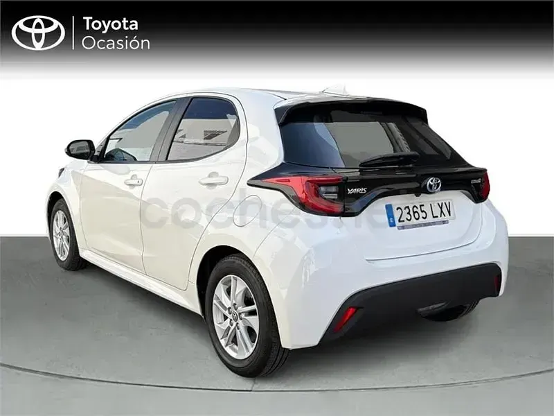 Usado Toyota Yaris Hybrid Active 116 CV (85 kW) 2022 Blanco Berlina