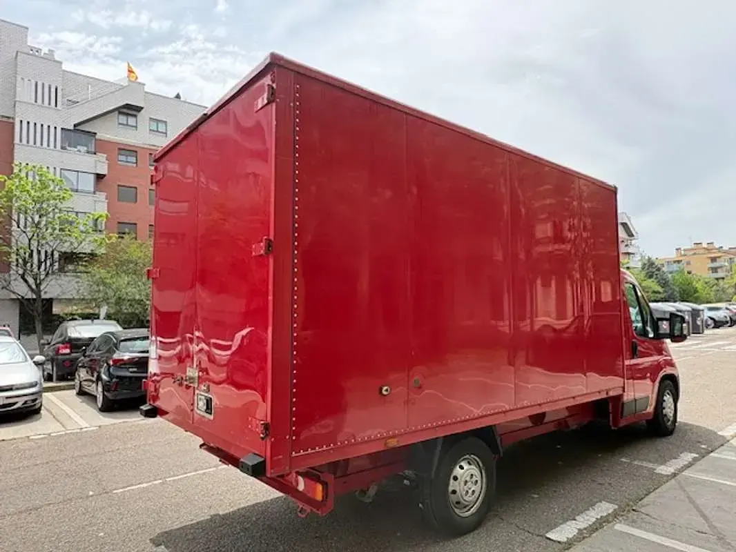 Usado Peugeot Boxer 165 CV (121 kW) 2025 Rojo Van
