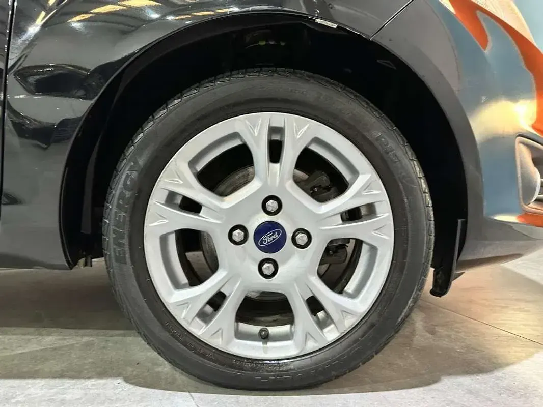 Usado Ford Fiesta Trend 75 CV (55 kW) 2014 Azul Utilitario