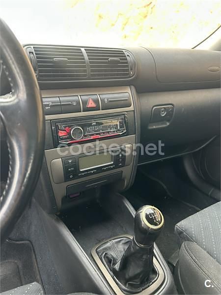 Negro Usado 2002 Seat Leon Sport Berlina | 3500 € (Precio justo) - Imagen 1/4