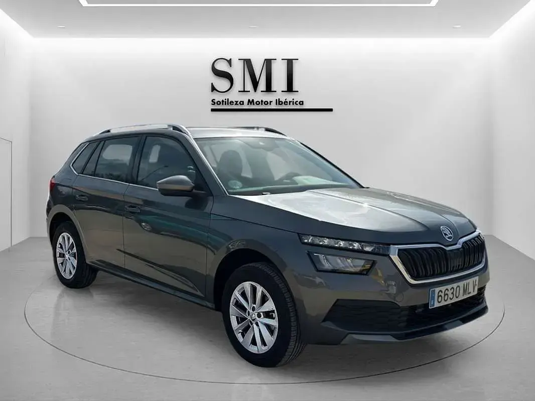 Usado Skoda Kamiq Ambition 110 CV (80 kW) 2023 Gris SUV