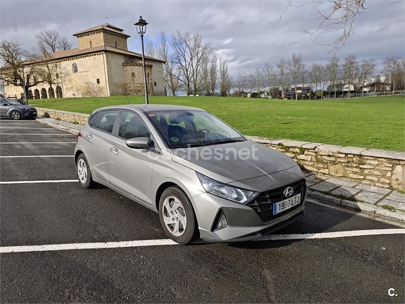 Usado Hyundai i20 84 CV (61 kW) 2021 Gris / plata Utilitario
