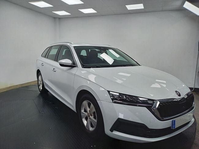 Usado Skoda Octavia 110 CV (80 kW) 2021 Blanco Familiar