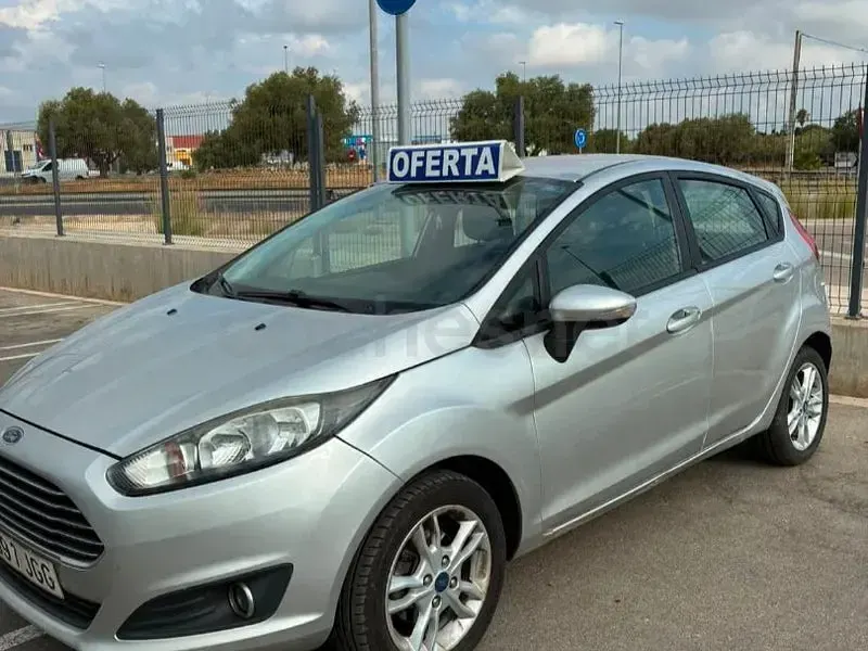 Usado Ford Fiesta Titanium 82 CV (60 kW) 2015 Gris / plata Utilitario