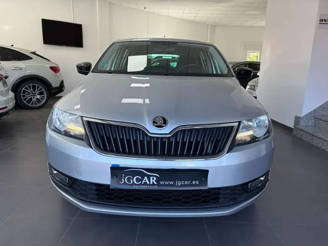 Usado Skoda Rapid Style 90 CV (66 kW) 2018 Gris Utilitario