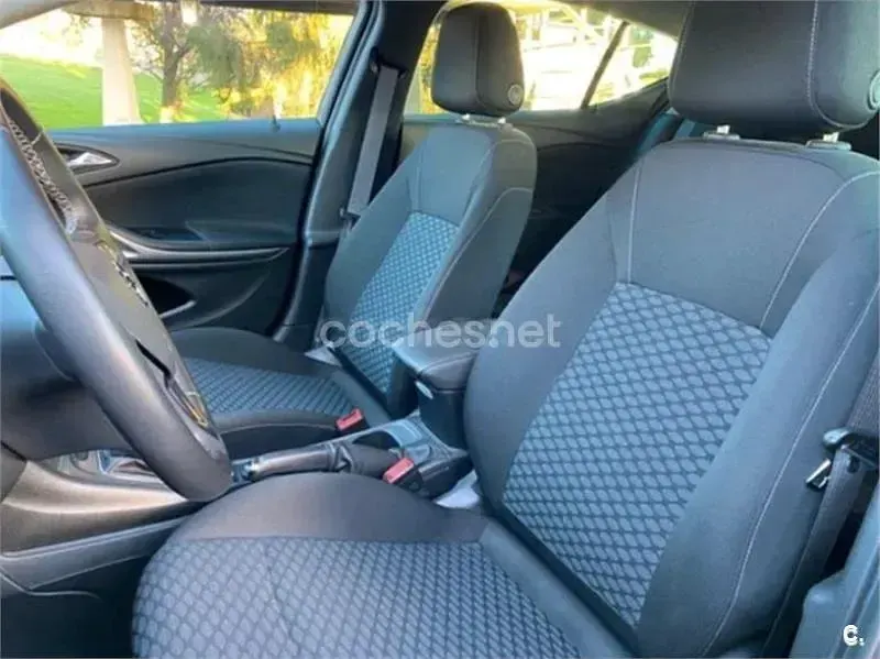 Usado Opel Astra Selective 125 CV (91 kW) 2018 Gris / plata Berlina