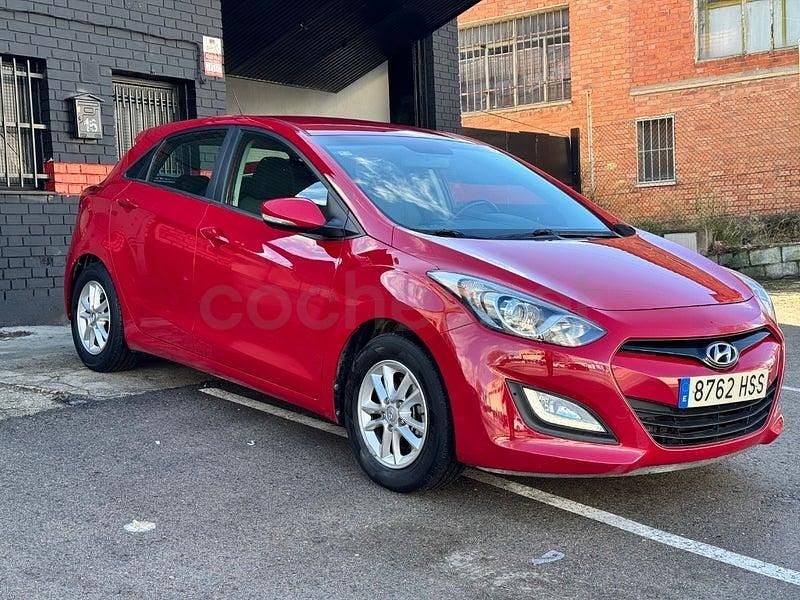 Usado Hyundai i30 100 CV (73 kW) 2013 Rojo Berlina
