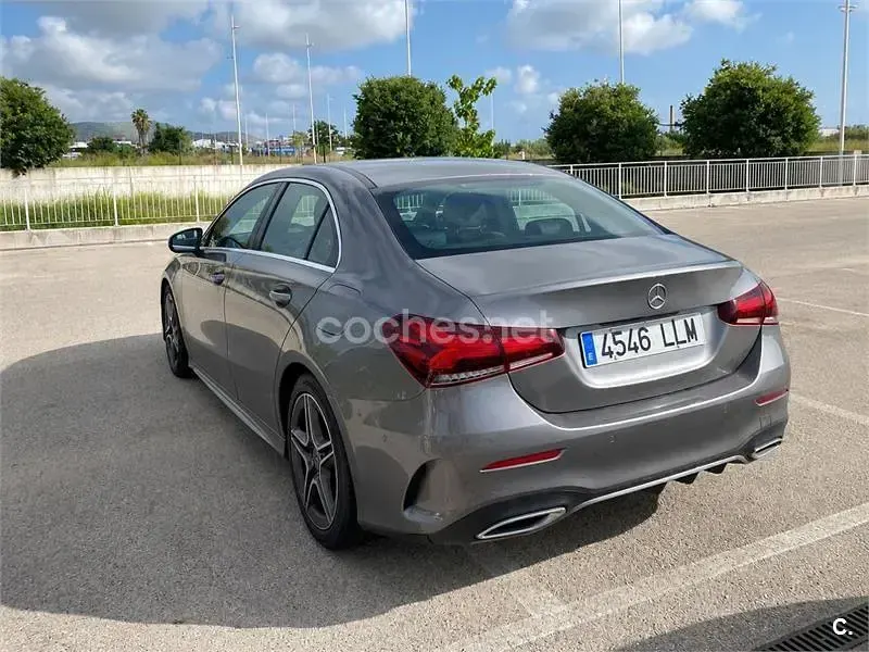 Usado Mercedes A180 116 CV (85 kW) 2021 Gris / plata Berlina