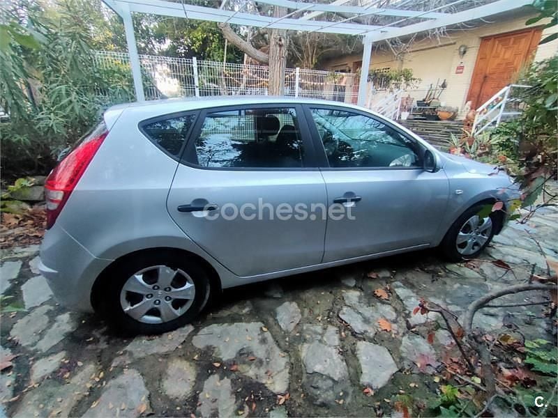 Usado Hyundai i30 Classic 90 CV (66 kW) 2010 Gris / plata Berlina