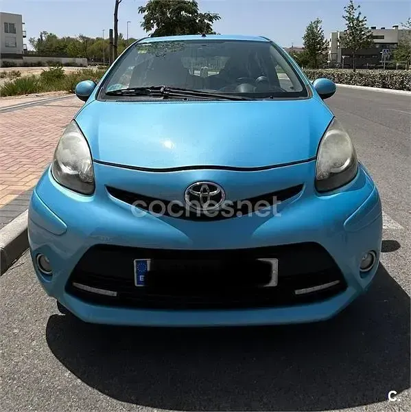 Usado Toyota Aygo City 68 CV (50 kW) 2013 Azul Utilitario