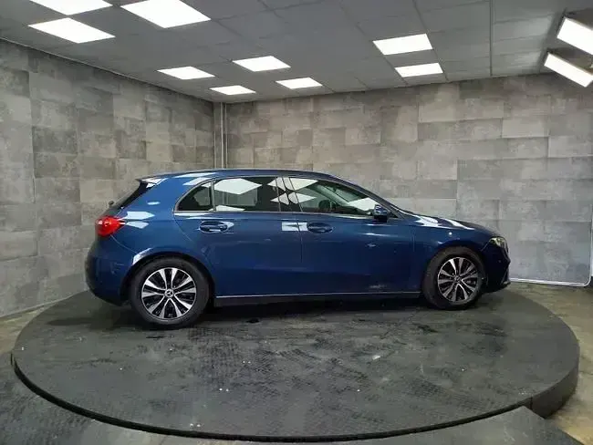 Usado Mercedes A180 Business 116 CV (85 kW) 2022 Azul Berlina