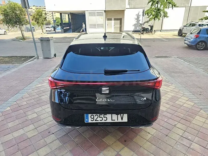 Usado Seat Leon FR 150 CV (110 kW) 2021 Negro Familiar