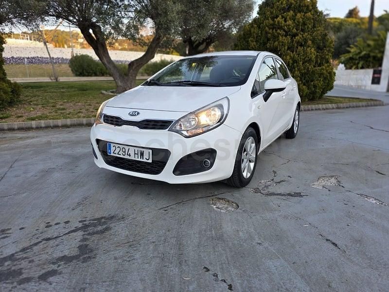 Usado Kia Rio 85 CV (62 kW) 2014 Blanco Berlina