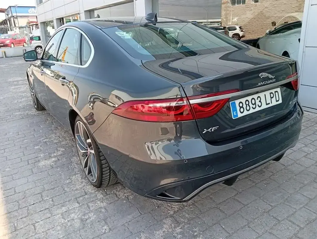 Usado Jaguar XF Sportbrake SE 300 CV (220 kW) 2021 Gris Familiar