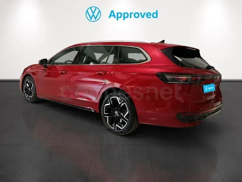 Usado VW Passat R-line 150 CV (110 kW) 2025 Rojo Familiar