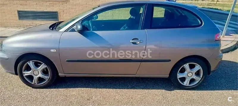 Usado Seat Ibiza 100 CV (73 kW) 2005 Gris / plata Utilitario