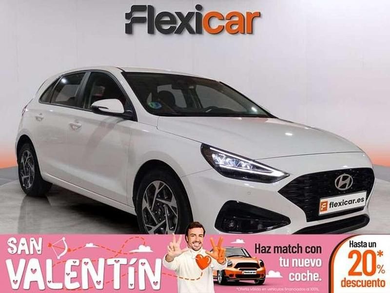 Usado Hyundai i30 121 CV (88 kW) 2024 Blanco Berlina
