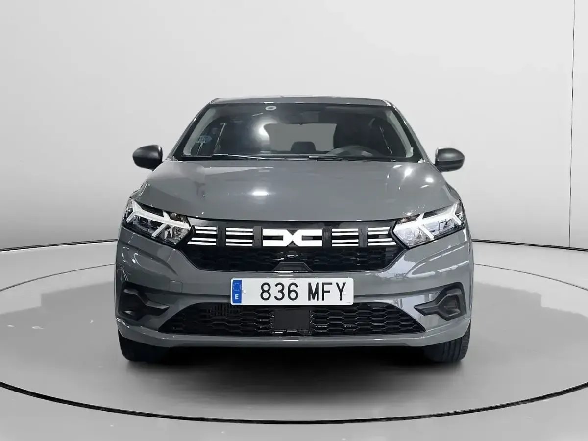 Usado Dacia Sandero Essentiel 101 HP (74 kW) 2023 Cinzento Sedan