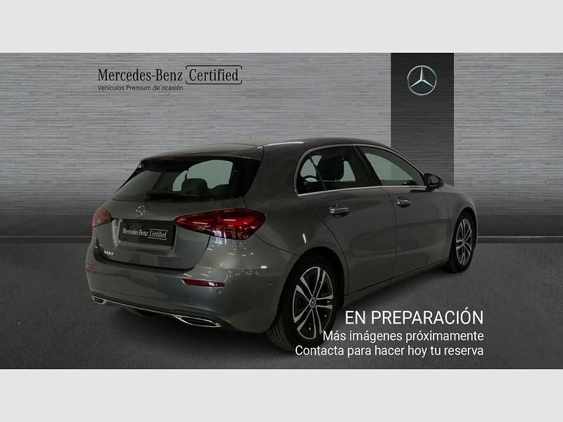 Usado Mercedes A180 136 CV (100 kW) 2024 Gris montaña (metalizado) Utilitario
