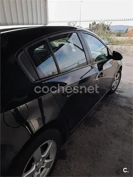 Usado Chevrolet Cruze LT 124 CV (91 kW) 2011 Negro Berlina