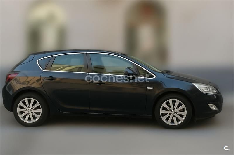 Usado Opel Astra Cosmo 125 CV (91 kW) 2010 Negro Berlina