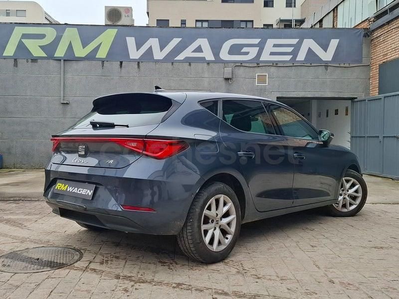 Usado Seat Leon Style 130 CV (95 kW) 2023 Gris / plata Berlina