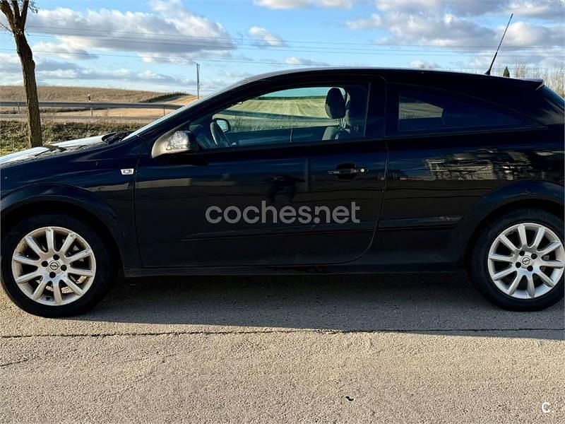 Usado Opel Astra GTC Enjoy 105 CV (77 kW) 2005 Negro Berlina
