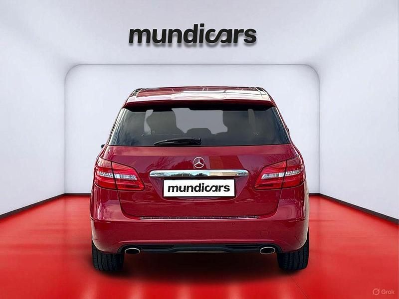 Usado Mercedes B180 AMG line 109 CV (80 kW) 2013 Rojo Monovolumen