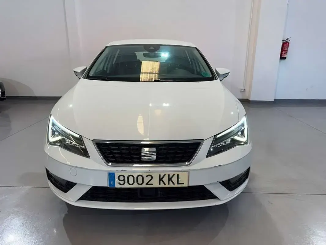 Usado Seat Leon ST Style 110 CV (80 kW) 2018 Blanco Familiar