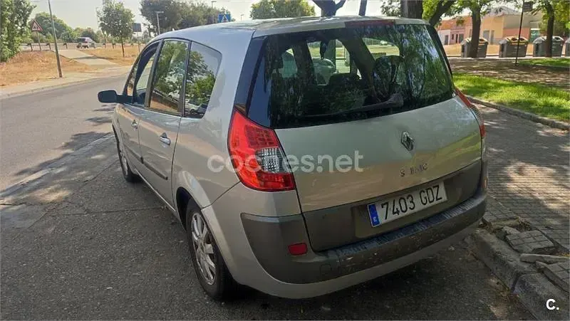 Usado Renault Grand Scénic II Dynamique 105 CV (77 kW) 2008 Gris / plata Monovolumen
