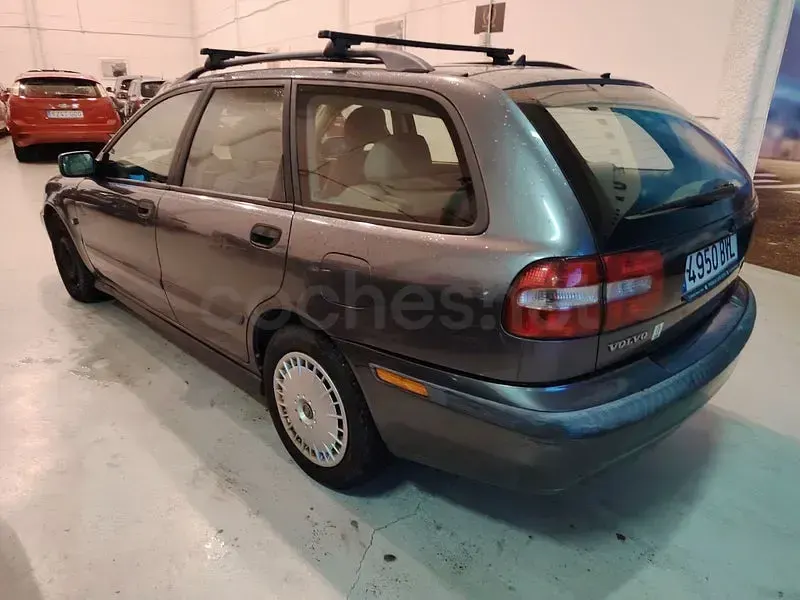 Usado Volvo V40 115 CV (84 kW) 2002 Azul Familiar