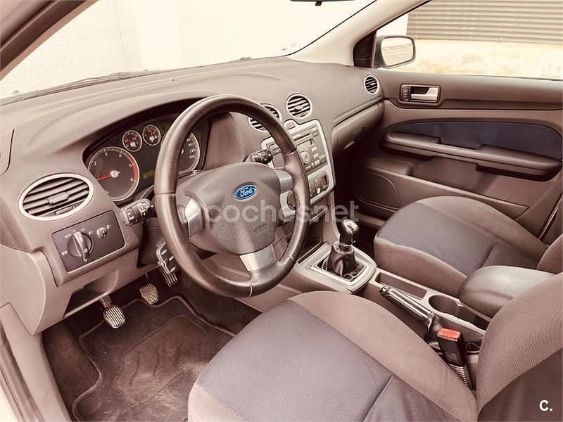 Usado Ford Focus Trend 115 CV (84 kW) 2006 Gris / plata Berlina